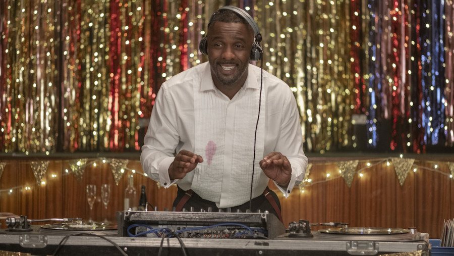 Idris Elba u seriji „Turn It Up, Charlie“