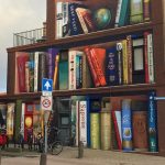 Ulični umetnik pretvorio fasadu u policu za knjige u Holandiji