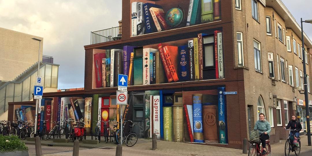 Ulični umetnik pretvorio fasadu u policu za knjige u Holandiji
