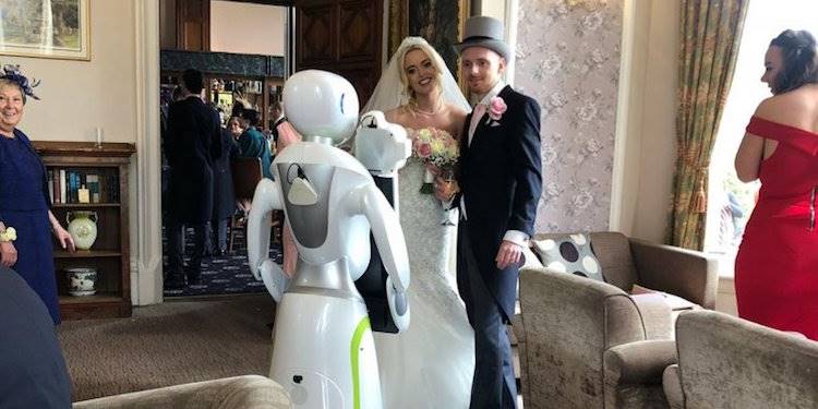 Mladenci angažovali robota za fotografa na svojoj svadbi
