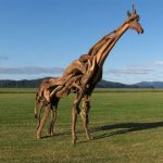 Skulpture životinja od drveća pronađenog na plažama