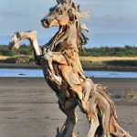 Skulpture životinja od drveća pronađenog na plažama