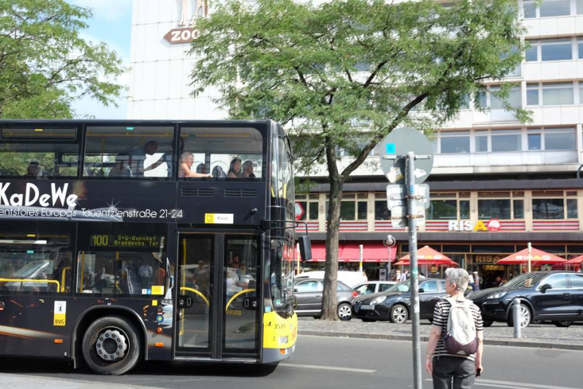 Autobuska linija broj 100 uvedena je posle ujedinjenja Nemačke 