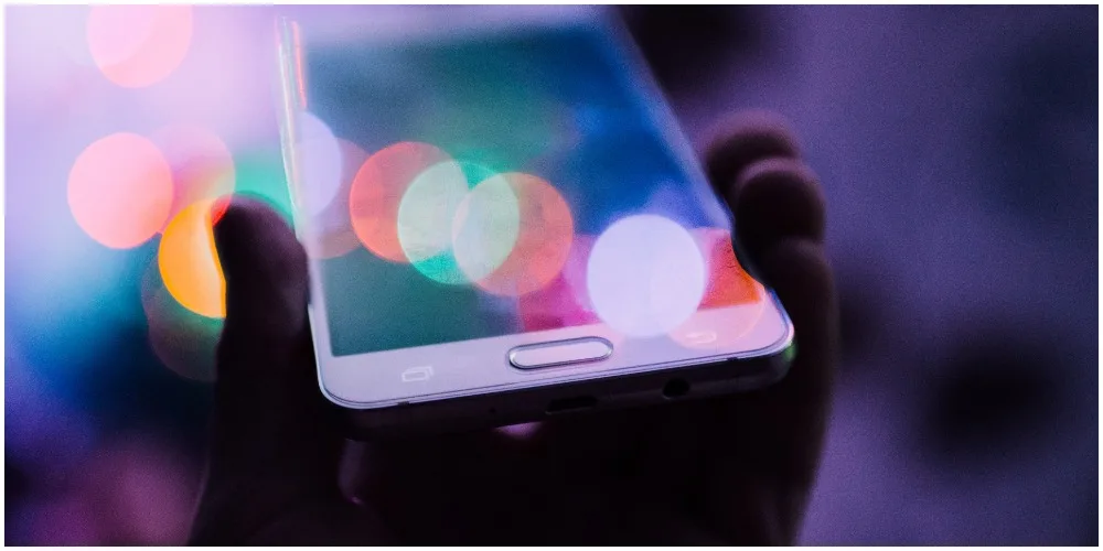 Korišćenje mobilnog telefona pet sati dnevno dovodi do ovog problema