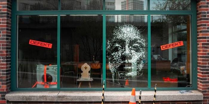 Ovaj umetnik je napravio neverovatan portret razbijanjem prozora