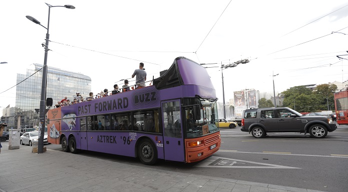 Reebok bus party: Nesvakidašnji povratak u devedesete kao omaž čuvenoj Aztrek 96 silueti