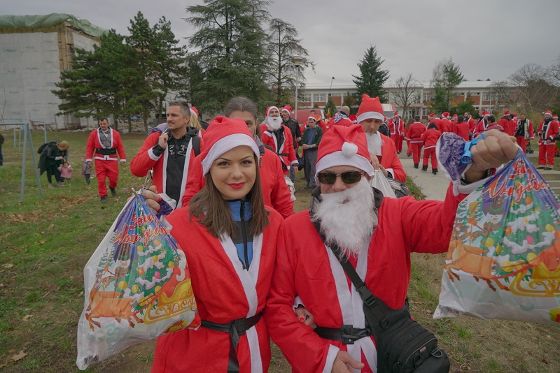 Deda Mrazovi na motorima i ove godine odneli poklone deci iz Sremčice