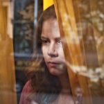 „Žena na prozoru“: Prvi trejler za filmsku adaptaciju književnog bestselera