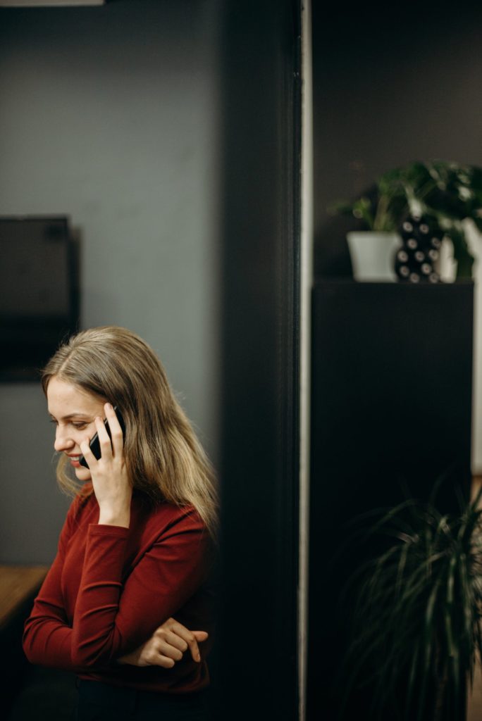 Da li pričanje telefonom dovodi do pojave akni?