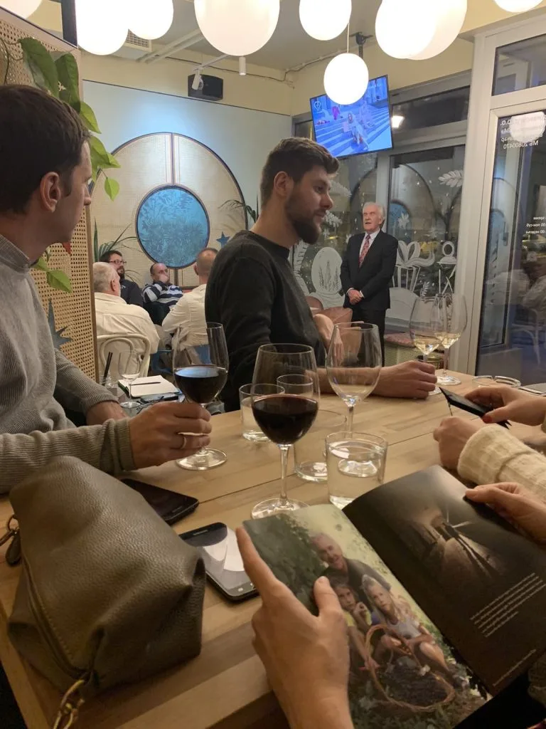 Tapet Caffe: Pažljiv odabir pića i inspirativni enterijer