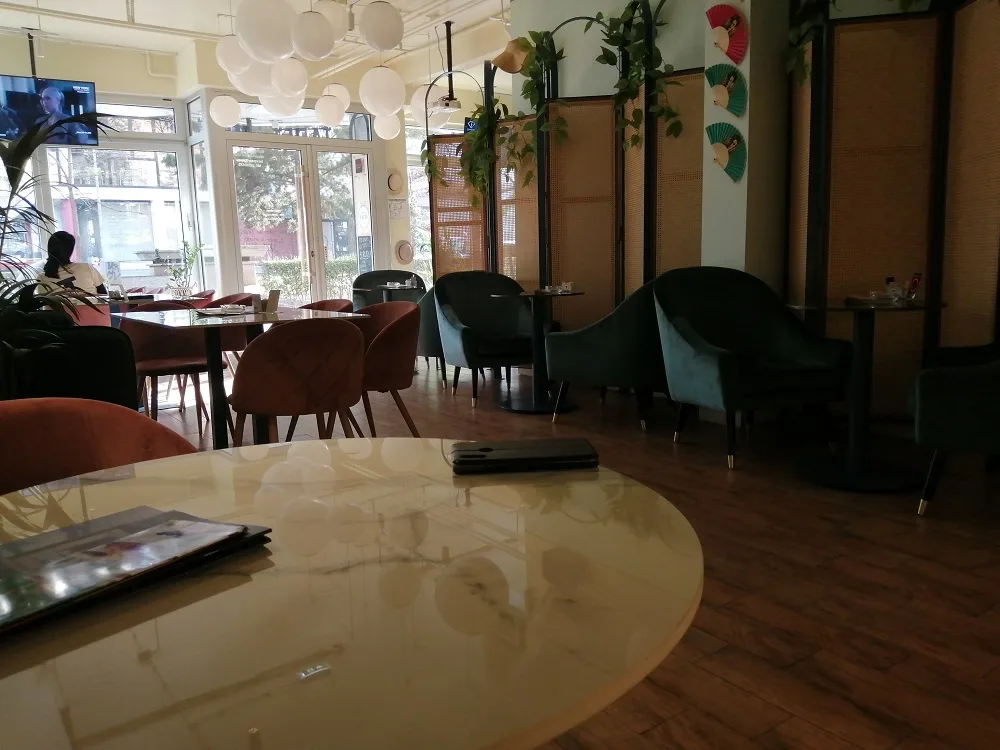 Tapet Caffe: Pažljiv odabir pića i inspirativni enterijer