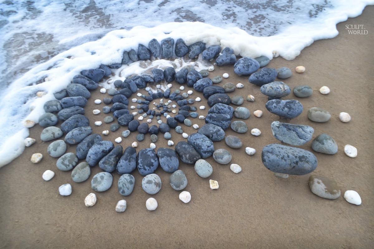 Ovaj umetnik već godinama ulepšava plaže svojim neverovatnim aranžmanima kamenja