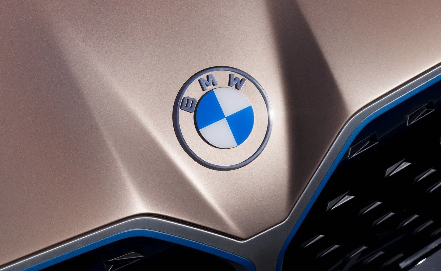 BMW je promenio logo posle više od dvadeset godina