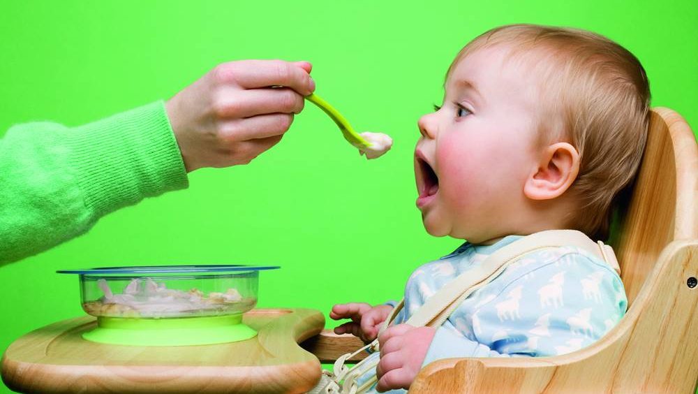 Postepeno uvođenje nemlečne ishrane: Adekvatan jelovnik za zdravu bebu