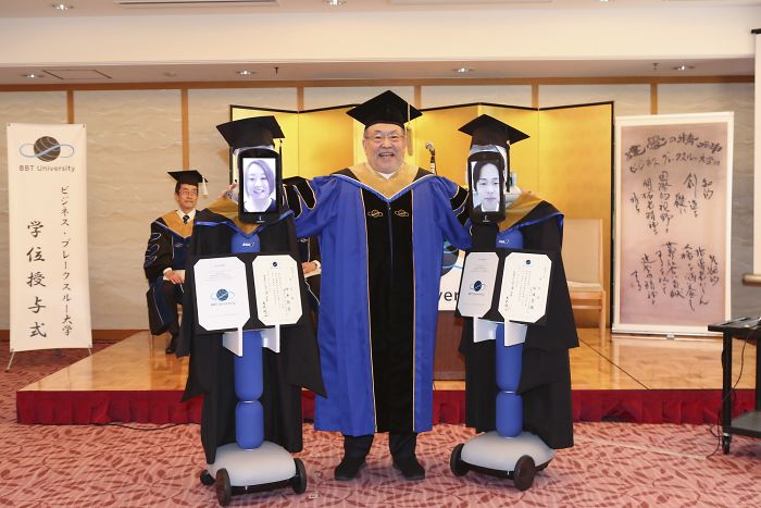 Japanski fakultet je uz pomoć robota održao ceremoniju dodele diploma