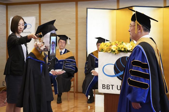 Japanski fakultet je uz pomoć robota održao ceremoniju dodele diploma