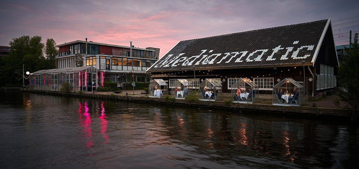 Ovaj restoran u Amsterdamu je smislio kako da gosti bezbedno ručavaju