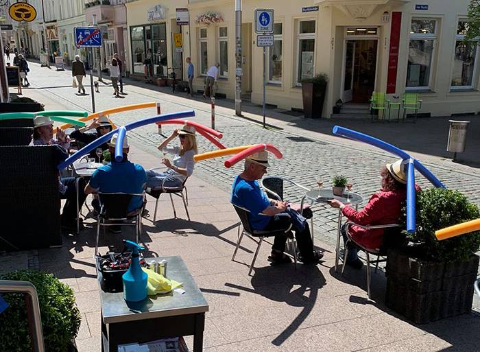 Nemačka kafe poslastičarnica sprovodi mere fizičkog distanciranja na najneobičniji način