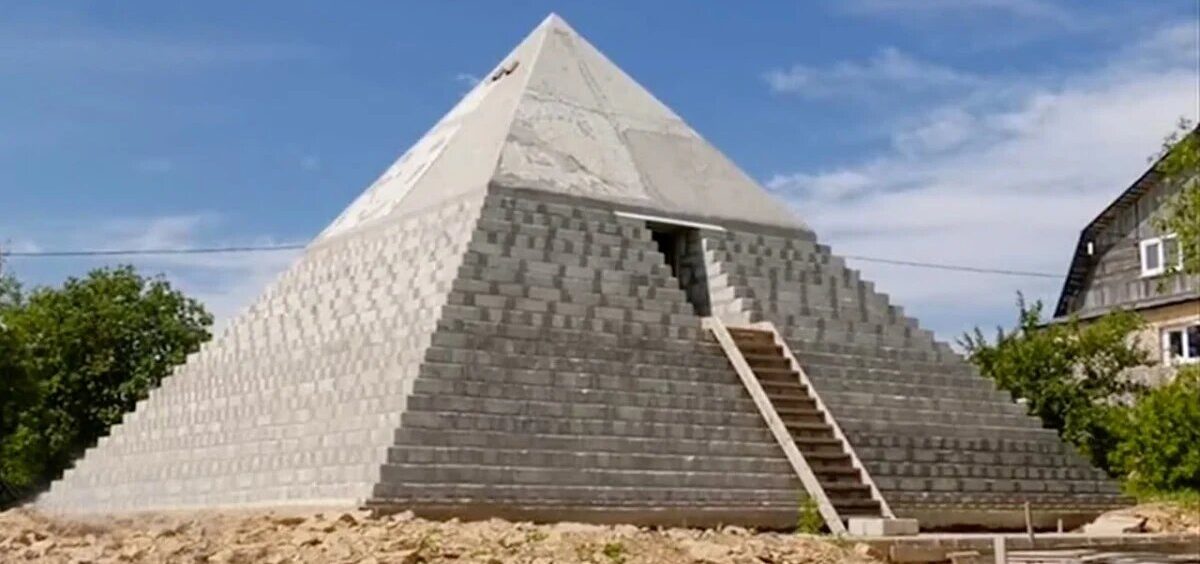 Ruski par je napravio kopiju egipatske piramide u svom dvorištu