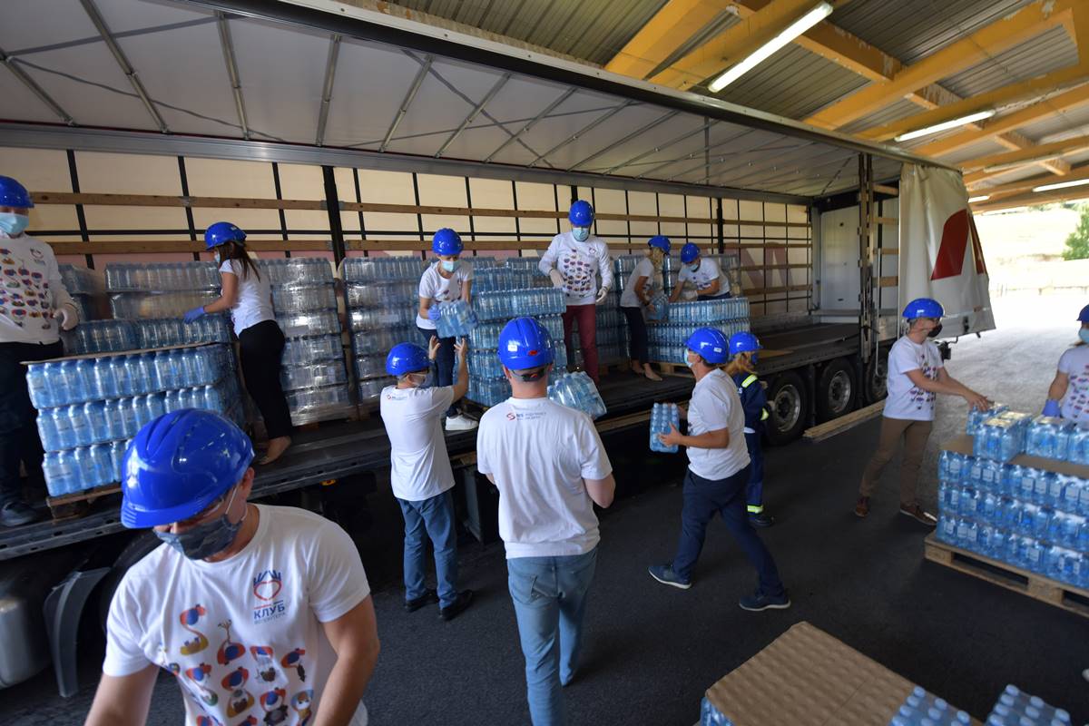 Kompanija NIS donirala 20.000 litara „Jazak“ vode bolnicama u Beogradu i Zrenjaninu