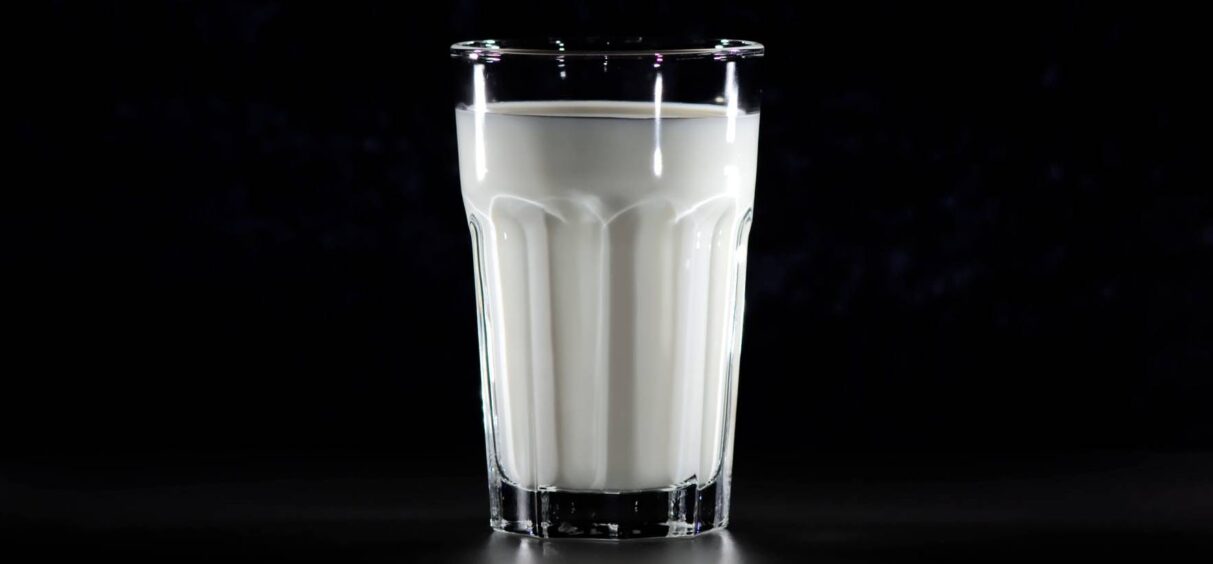 Evo zašto bi trebalo da popijete čašu mleka pred spavanje