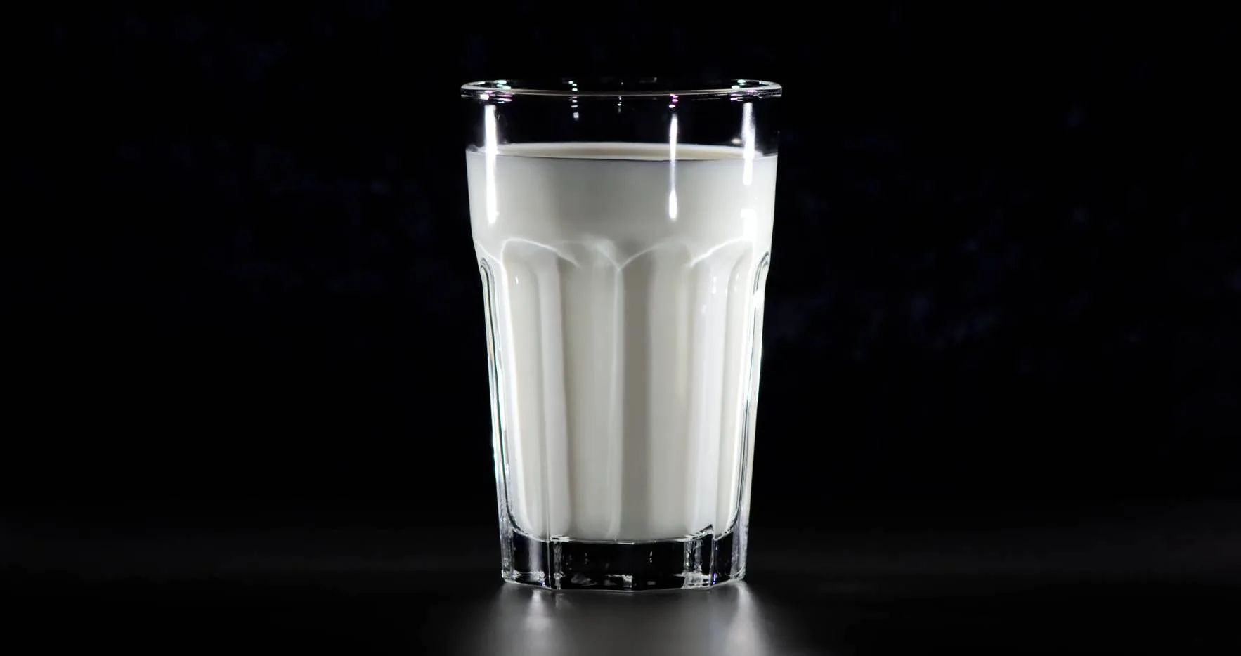 Evo zašto bi trebalo da popijete čašu mleka pred spavanje