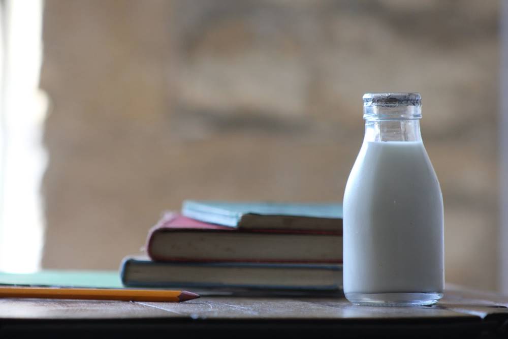 Evo zašto bi trebalo da popijete čašu mleka pred spavanje