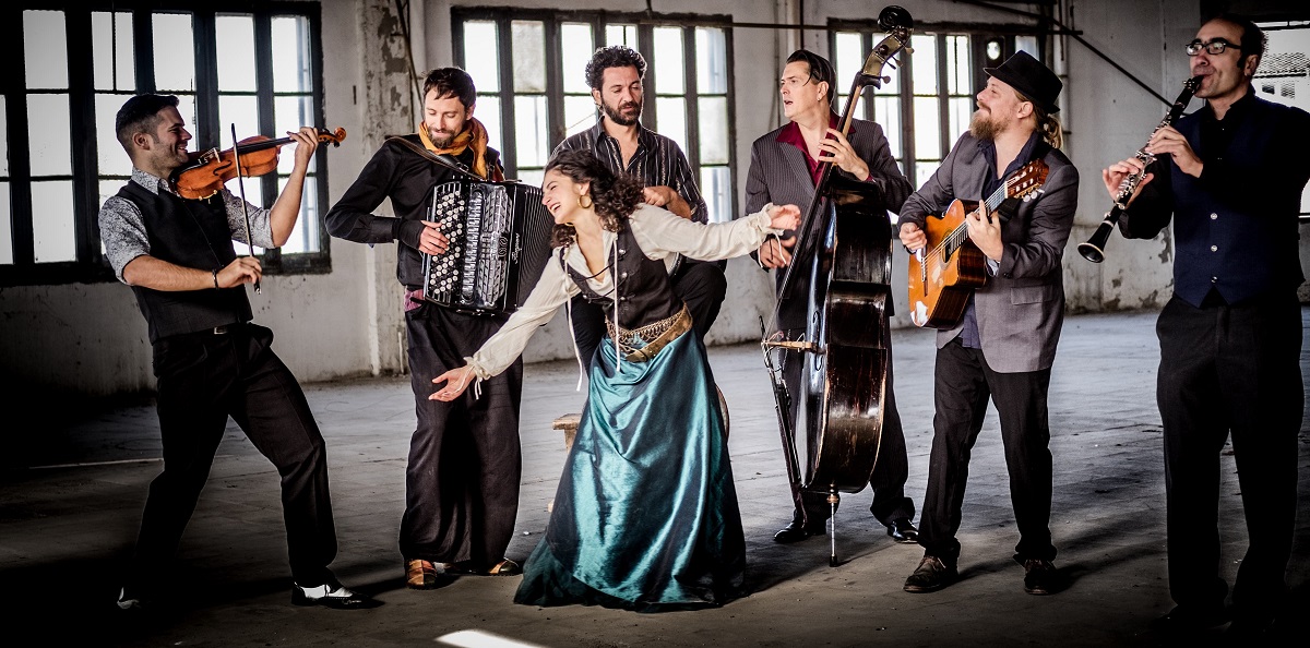 Barcelona Gipsy balKan Orchestra sa ponosom predstavlja novi video