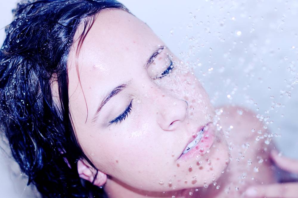 Evo zašto ne bi trebalo da perete svoje lice tokom tuširanja