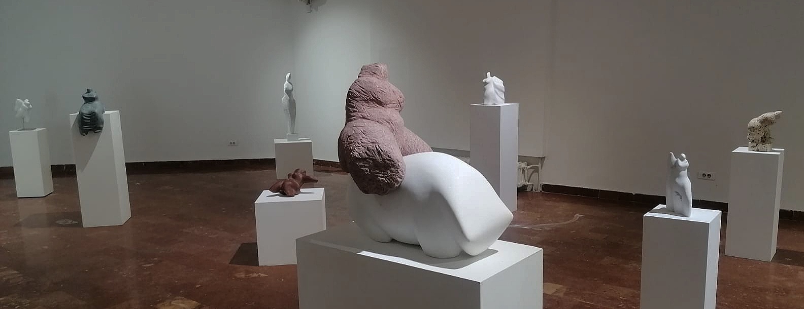 Skulpture od kamena Petra Hranuelija u Galeriji 73