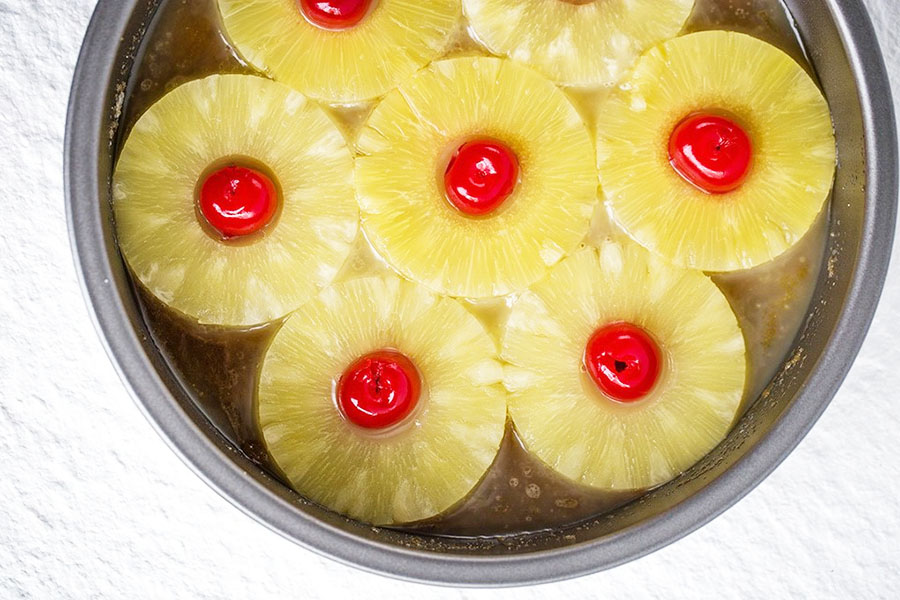 Retro kuhinja: Prevrnuti kolač od ananasa