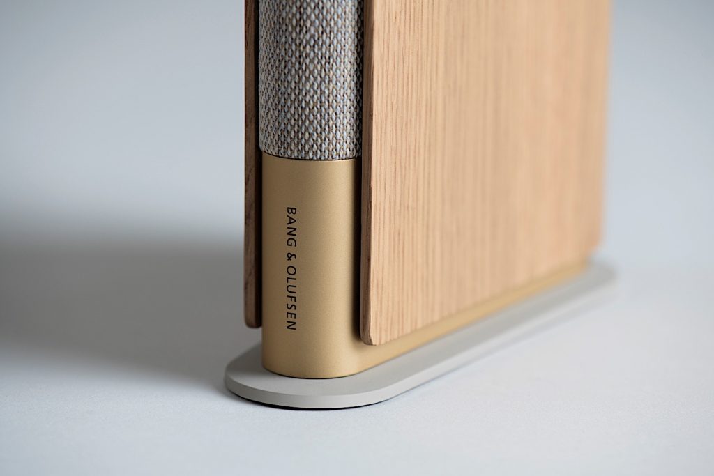 Ovaj prelepo dizajnirani zvučnik izgledaće savršeno na vašoj polici za knjige
