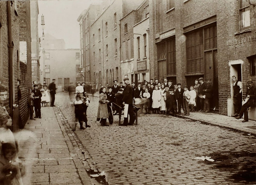 Stare fotografije pokazuju kako je izgledao život običnih ljudi u Londonu početkom 20. veka