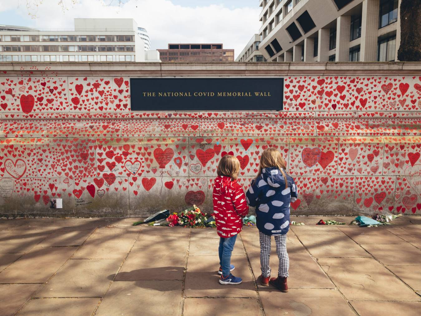 Britanci memorijalnim zidom u Londonu čuvaju sećanje na sve žrtve korona virusa u ovoj zemlji