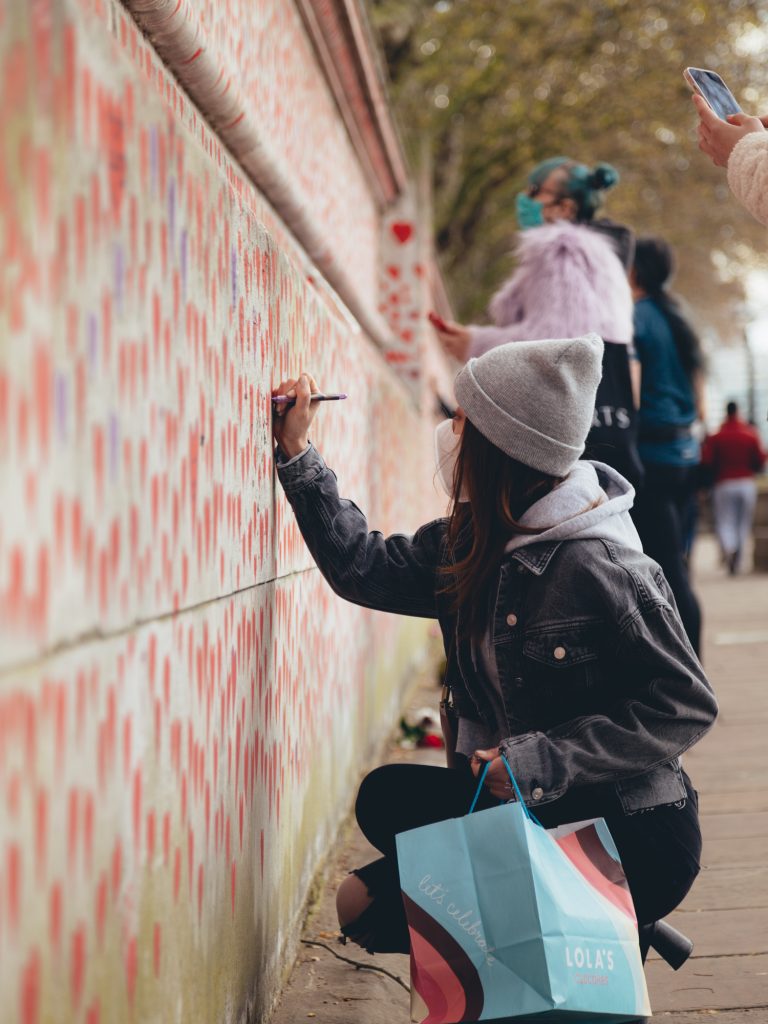Britanci memorijalnim zidom u Londonu čuvaju sećanje na sve žrtve korona virusa u ovoj zemlji