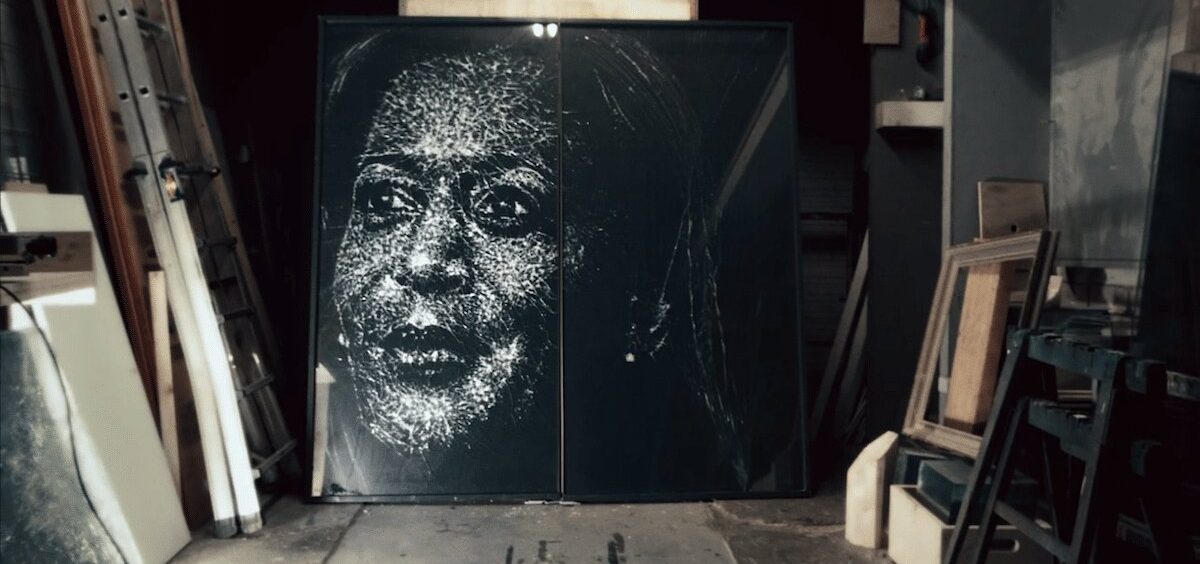 Ovaj umetnik pravi neobične portrete lomljenjem stakla