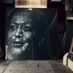 Ovaj umetnik pravi neobične portrete lomljenjem stakla