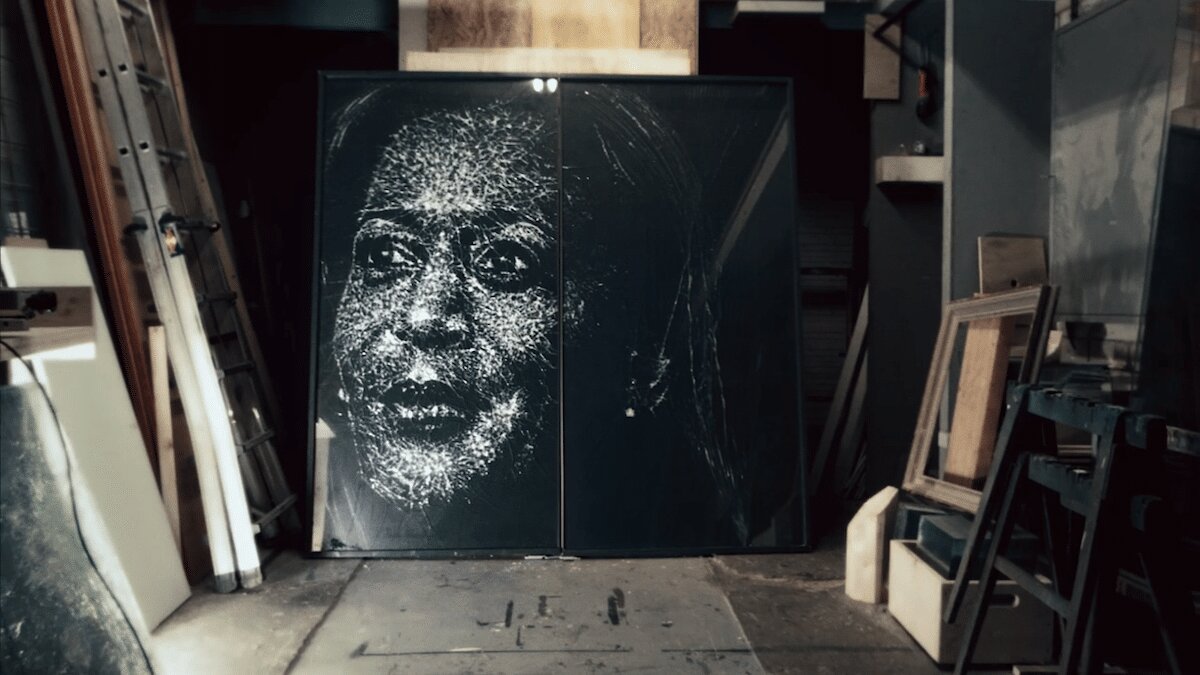 Ovaj umetnik pravi neobične portrete lomljenjem stakla