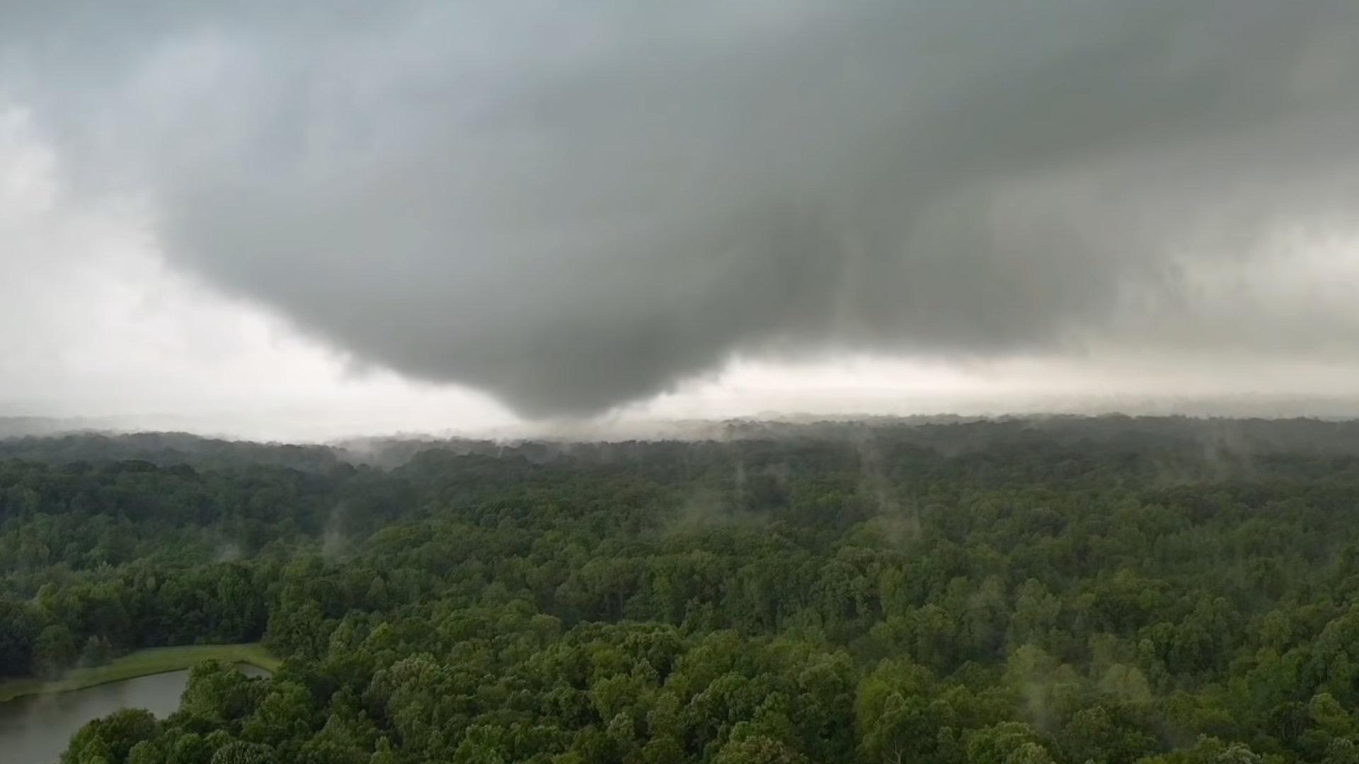 Neverovatan video pokazuje kako izgleda biti u blizini tornada