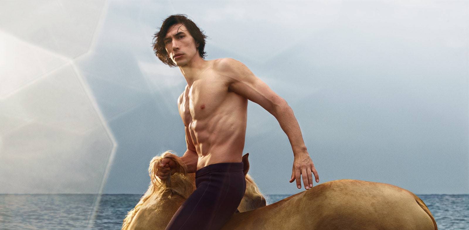 Adam Drajver se pretvara u kentaura u neobičnoj reklami za parfem brenda Burberry