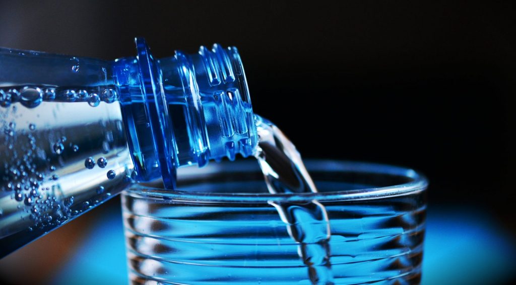 Nova studija otkrila da je flaširana voda znatno štetnija po životnu sredinu od obične iz česme