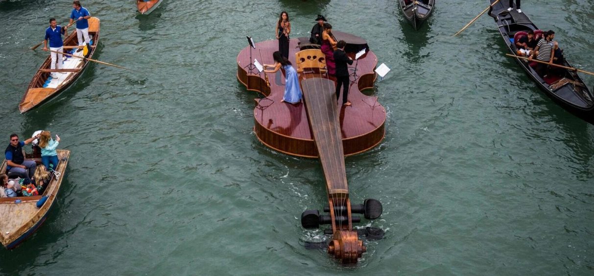 Džinovska violina plovila je Venecijom u slavu umetnosti i kulturnog preporoda