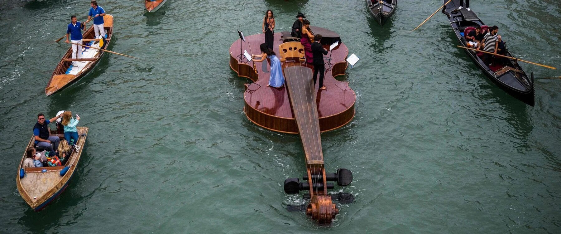 Džinovska violina plovila je Venecijom u slavu umetnosti i kulturnog preporoda
