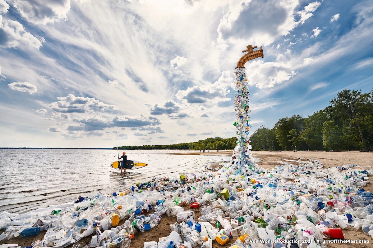 Umetnik džinovskom slavinom skrenuo pažnju na problem plastičnog otpada
