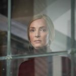 Pogledajte trejler za uzbudljivu seriju „Sumnja“ sa Umom Turman u glavnoj ulozi