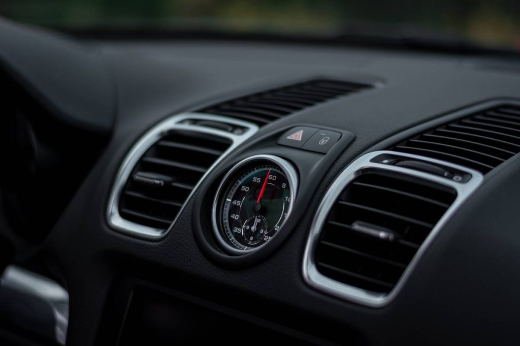 Vožnja bez uključenog klima uređaja štedi gorivo: Istina ili mit?