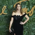Sindi Kraford u farmerkama u stilu ʽ60-ih