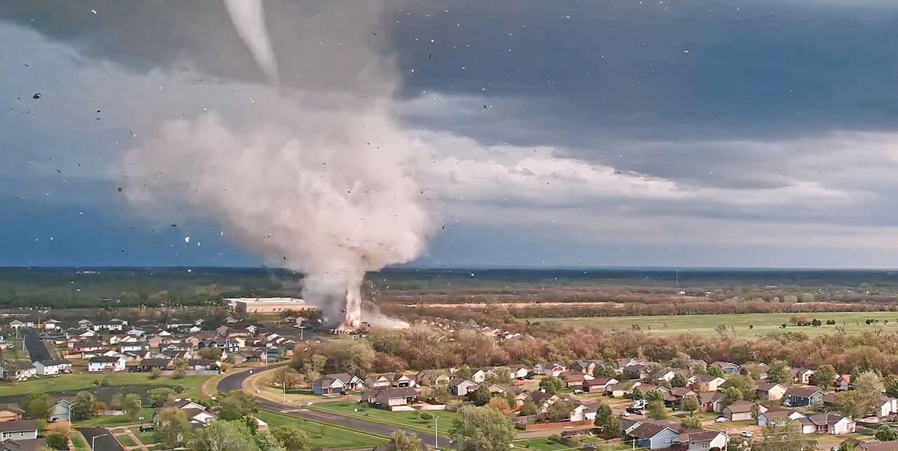 Neverovatan snimak razornog tornada u Kanzasu koji će vas šokirati (VIDEO)
