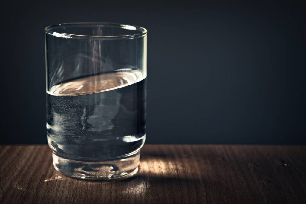 Kako pijenje vode pomaže u skidanju kilograma?