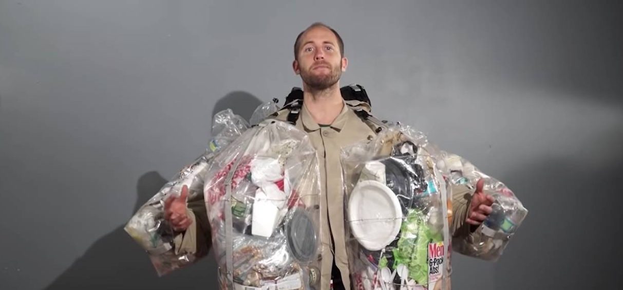 Čovek nosi „odelo“ od svog đubreta da skrene pažnju na veliki ekološki problem